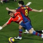 Iniesta, el mejor jugador del Barça, trata de evitar la salida de Casillas