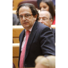 Luis Aznar, en la sesión de ayer en el Senado.