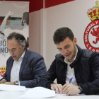 Felipe Llamazares firma el nuevo contrato de Álex Gallar, a la derecha, por dos temporadas más y una tercera opcional. DL