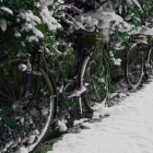 Bicicletas del Hotel Presa de Riaño cubiertas por la nieve.