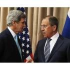 Lavrov y Kerry conversan el pasado 17 de abril en la reunión de Ginebra.