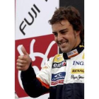 Fernando Alonso celebra en lo alto del podium su victoria en Japón
