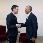 El presidente Sánchez estrecha la mano del exmandatario de Estados Unidos Obama. FERNANDO CALVO