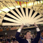 Ortí, con el típico abanico de Aldaia, su pueblo, con el que celebraba los triunfos, como el título de Liga del 2002, conquistado en Málaga.