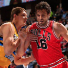 Pau Gasol trata de deshacerse de Timofey Mozgov, en un momento del partido entre los Bulls y los Nuggets.