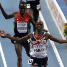 Mo Farrah levanta los brazos al ganar los 5.000 metros en Moscú.