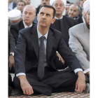 El presidente sirio, al Asad, durante los rezos del Eid al-Fitr.