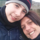 El joven Aarón con su madre hace unos meses