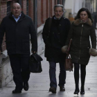 Muñoz, a su llegada a la Audiencia junto a su equipo de abogados. FERNANDO OTERO
