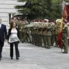 Alonso, como ex ministro de Defensa acompañó a Chacón al pasar revista a las tropas