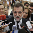 Rajoy,contesta a las preguntas de los periodistas en los pasillos del Congreso.