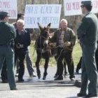 Manifestantes contra la gestión municipal de Sariegos