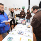 Aspecto de los trabajos que presentaba ayer uno de los expositores de la feria.