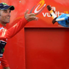 Alejandro Valverde lanza al público un peluche de la mascota de la Vuelta tras vestirse de líder en San Fernando.
