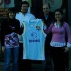 El patrocinador y el entrenador del Mañanes IES Astorga delante de la sede astorgana de la empresa