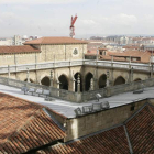 Detalle del claustro de la Catedral de León, cuyos pináculos serán restaurados en septiembre, financiados por el Cabildo y la Diputación