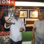 Daniel Martín y Felipe Zapico, ayer durante la entrega del premio.