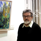 El veterano artista Pablo Gago, con la obra que regaló a la Casa de León en Madrid.