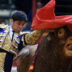 El diestro Francisco Rivera Ordóñez lidiando a su primer astado en la feria del Pilar y, a la derecha, brindando su último toro a su hija.