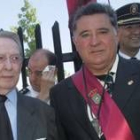 Antonino Fernández, a la izquierda, junto al alcalde de Valverde de la Virgen, David Fernández