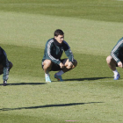 Mourinho, a la izquierda, junto a Özil y Sergio Ramos (d), durante el entrenamiento de ayer.