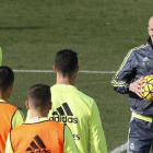 Zidane, a la derecha, en un entrenamiento del Madrid.