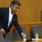 El portavoz de UPL, Julio González Rivo, antes de un Pleno. JESÚS