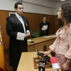 Una ciudadana extranjera jurando la Constitución en los juzgados de Ponferrada para adquirir la nacionalidad española.