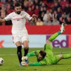 El centrocampista del Sevilla Munas Dabbur trata de superar al portero Asmir Begovic, del Qarabag. JULIO MUÑOZ