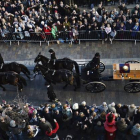 Miles de personas observan la procesión fúnebre de un rey muerto hace más de cinco siglos, Ricardo III (1452-1485), cuyos restos fueron hallados en el 2012, en Leicester, centro de Inglaterra.
