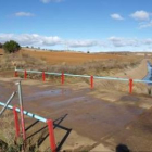 La imagen muestra el puente, protegido en los laterales por una simple barra horizontal.