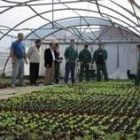 Alumnos del curso de jardines, junto al alcalde, en el vivero de las escuelas de El Polvorín