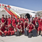 Los internacionales españoles delante del avión que ayer los trasladó a Washington.
