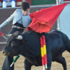 El novillero salmantino Manuel Diosleguarde dando un pase de pecho ayer en Villamañán. MEDINA