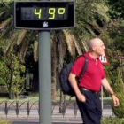 Un transeúnte pasea por las calles de Córdoba bajo 49 grados al sol