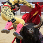 Chechu durante la cogida que sufrió con el primer toro.