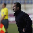 Miguel Ángel Álvarez Tomé, sancionado, sigue el partido en el palco