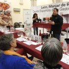 El bodeguero Andrés Marcos, ayer, durante la cata. JESÚS F. SALVADORES