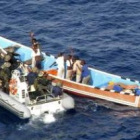 Miembros de la fragata de guerra «Victoria» arrestan a los piratas somalíes.