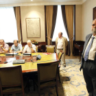 Antonio Erias, diputado del PP, antes de sentarse en la mesa con los sindicatos.