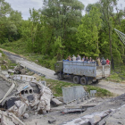 Ucranianos cruzan bajo un puente destrozado en la zona de Kharkiv, en Ucrania. SERGEY KOZLOV