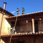 Los bomberos de León trabajan en la extinción de las llamas.