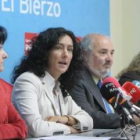 Belén Fernández entre los parlamentarios socialistas ayer en la sede de Ponferrada.
