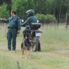 Agentes de la Guardia Civil buscan al hombre desaparecido de una residencia de Lorenzana.