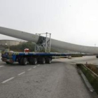 Un camión góndola hace maniobra con una pala eólica de 53 metros a la altura del Novo.