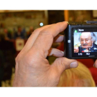 El poeta leonés Antonio Colinas a vista de cámara fotográfica durante una conferencia en Toral de los Guzmanes. DL