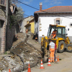 Imagen de una obra en un pueblo de la montaña de León.