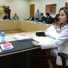 La presidenta de las Cortes, ayer, en la Mesa de las Cortes.