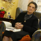 Carmen Gómez González posa en su casa de León con el libro de la madre Teresa de Calcuta que está le