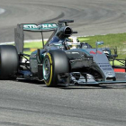 Lewis Hamilton pilotando en Monza.